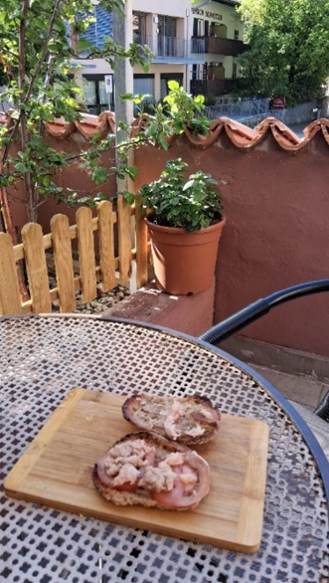 Ein Bild, das drauen, Essen, Tisch, Zimmerpflanze enthlt.

KI-generierte Inhalte knnen fehlerhaft sein.