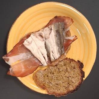 Ein Bild, das Essen, Tierfett, Im Haus, Fleisch enthlt.

KI-generierte Inhalte knnen fehlerhaft sein.